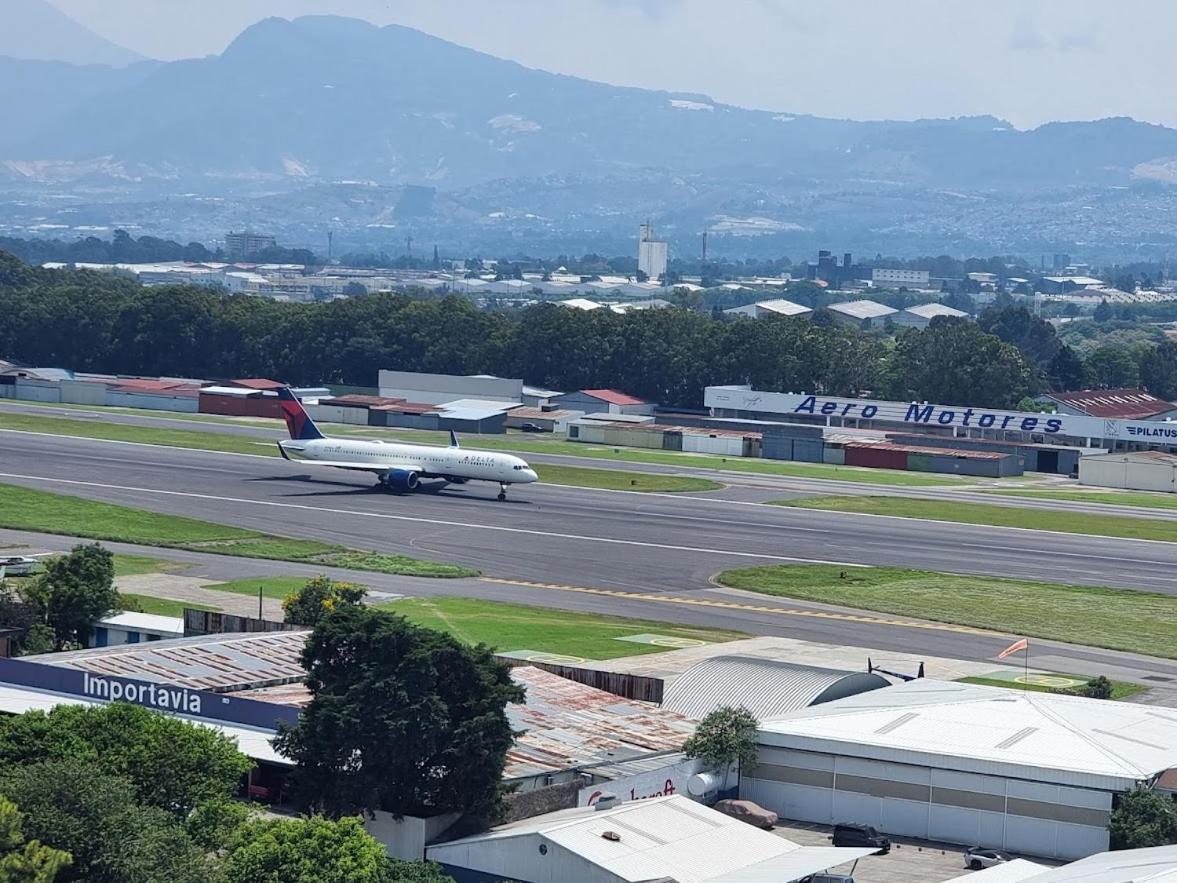 Amazing Volcano Views In Front Of Airport Guatemala Exterior foto