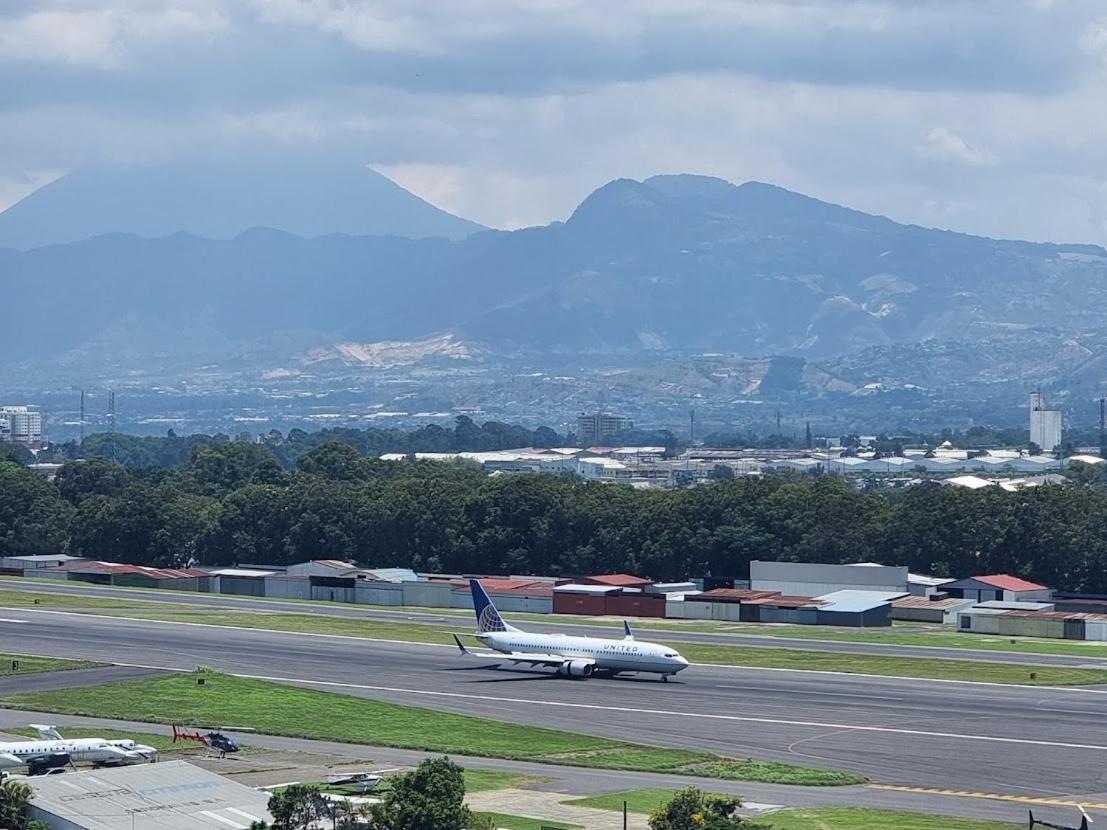 Amazing Volcano Views In Front Of Airport Guatemala Exterior foto