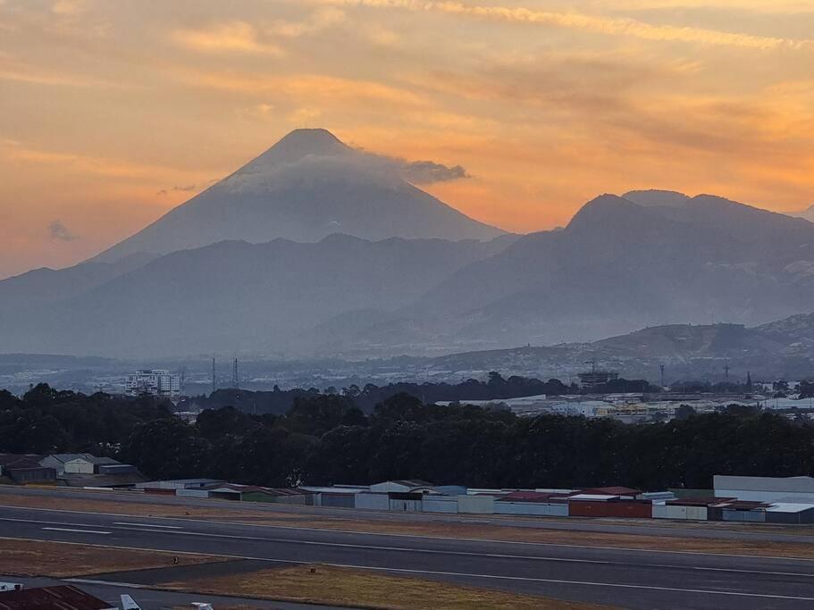 Amazing Volcano Views In Front Of Airport Guatemala Exterior foto