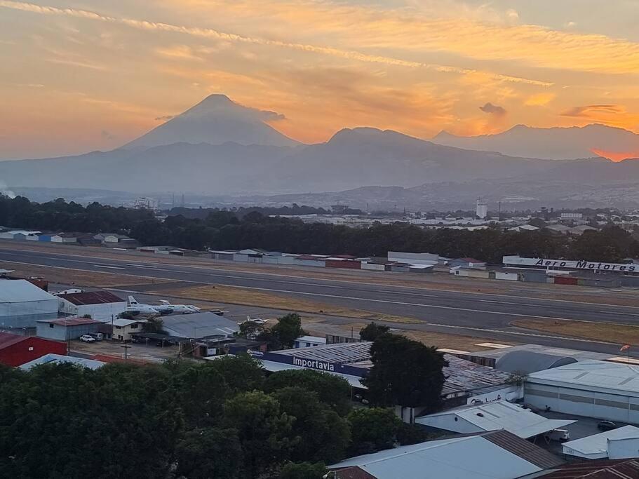 Amazing Volcano Views In Front Of Airport Guatemala Exterior foto